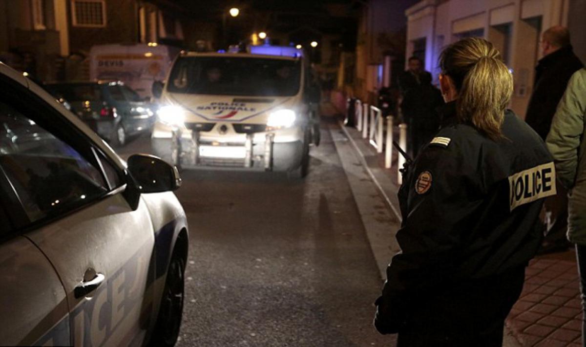 Paris police find belt of explosives in dust bin